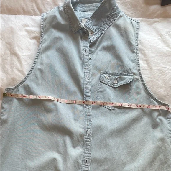 Abercrombie & Fitch Light Blue Sleeveless Button Down Shirt - Picture 3 of 3